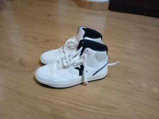 Zapatillas Kelme Blancas y Negras