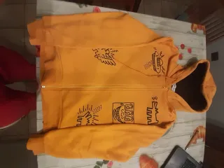 Felpa arancione con cappuccio