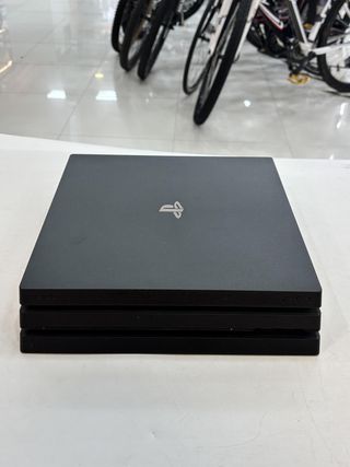 CONSOLA PS4 PRO CON CABLES Y MANDO