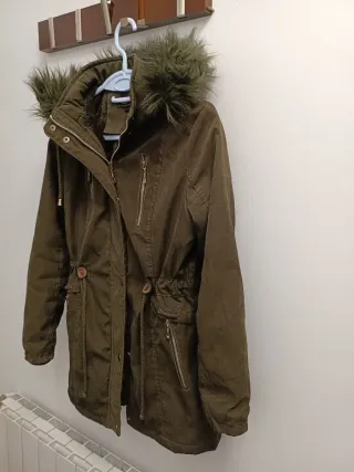 Parka verde militar con capucha