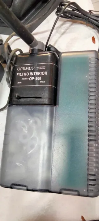 Pecera Negra y Transparente