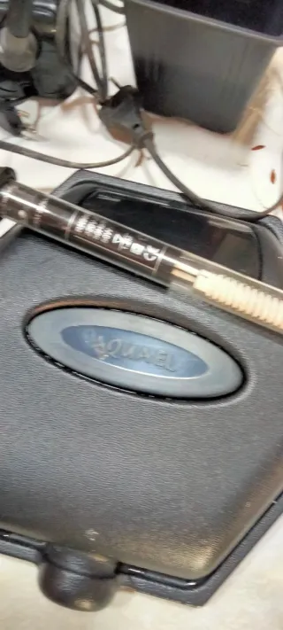 Pecera Negra y Transparente