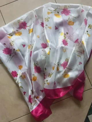 Foulard in raso con fiori