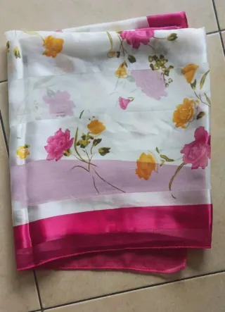 Foulard in raso con fiori