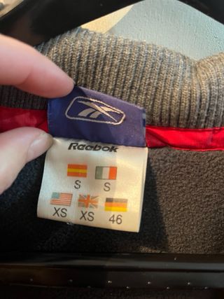 Chaqueta Reebok Roja y Blanca (Talla S Hombre)