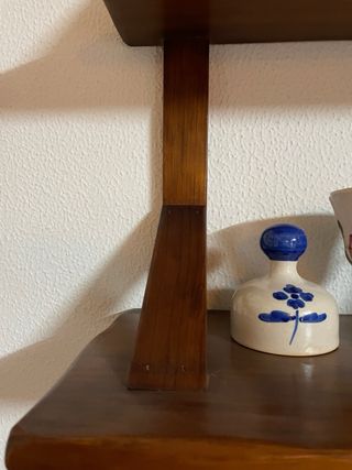 Estantería de madera rústica