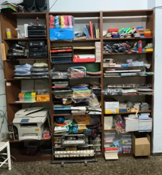 Estanterías modulares de madera.