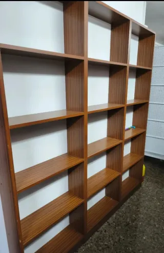 Estanterías modulares de madera.