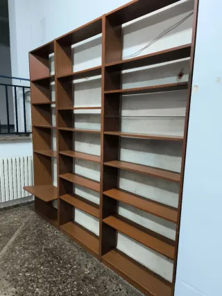 Estanterías modulares de madera.