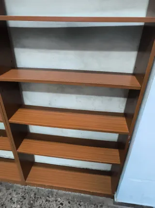 Estanterías modulares de madera.