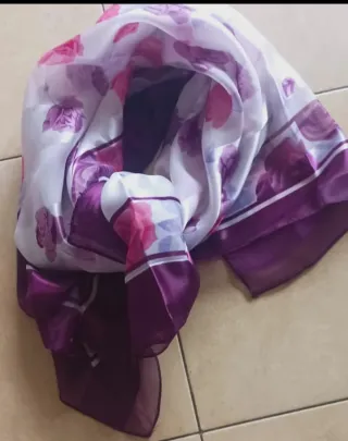 Foulard in raso con fiori