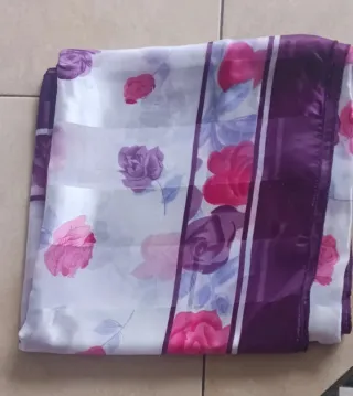 Foulard in raso con fiori