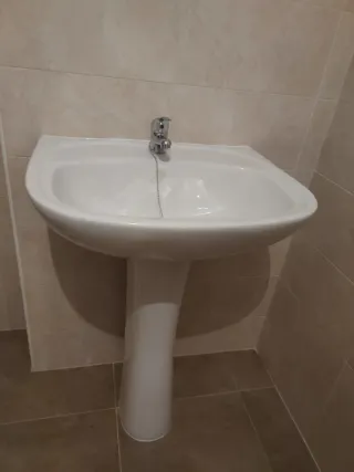 Lavabo de cerámica con grifo