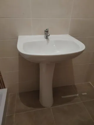 Lavabo de cerámica con grifo