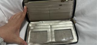 Cartera Guess Monogram Marrón y Negra