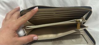 Cartera Guess Monogram Marrón y Negra