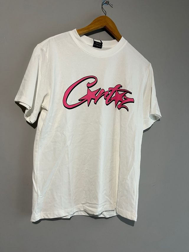 Camiseta blanca con logo rosa