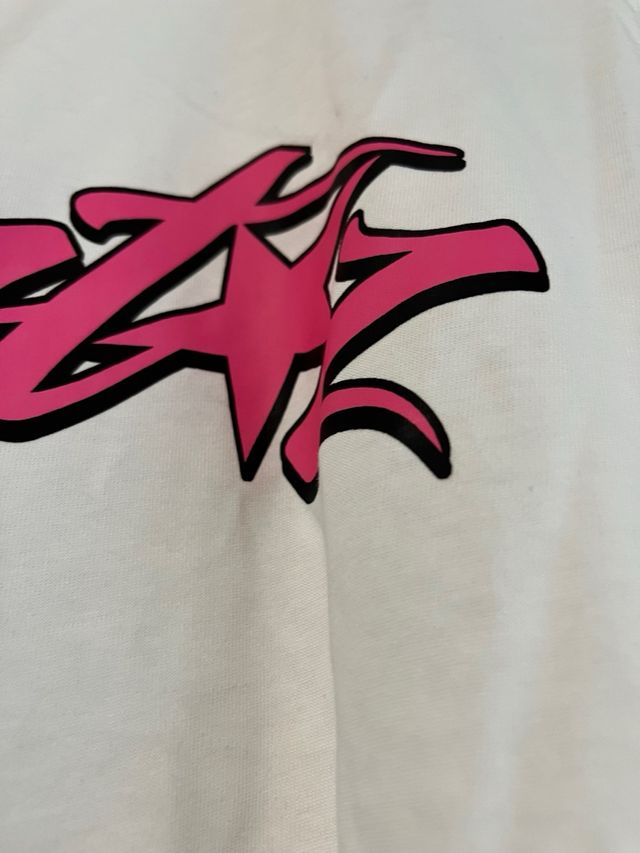 Camiseta blanca con logo rosa