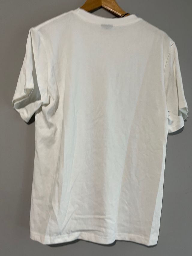Camiseta blanca con logo rosa