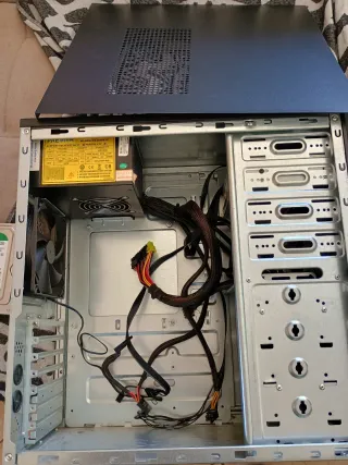 Case Antec Mid Tower ATX alimentatore e Masterizza