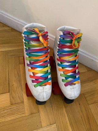 Patines artísticos blancos con cordones arcoíris