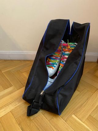 Patines artísticos blancos con cordones arcoíris