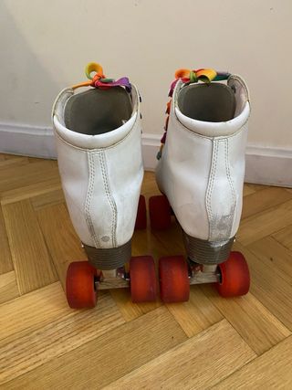 Patines artísticos blancos con cordones arcoíris