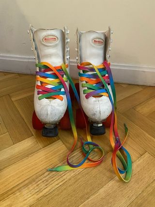 Patines artísticos blancos con cordones arcoíris