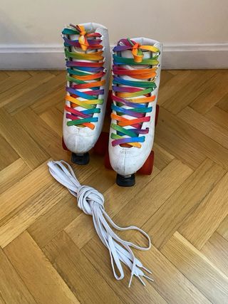 Patines artísticos blancos con cordones arcoíris