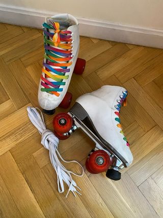 Patines artísticos blancos con cordones arcoíris