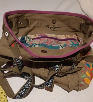 Bolso Pepe Jeans marrón con bordado de guitarra