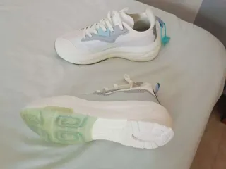 Zapatillas deportivas grises y blancas