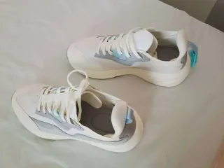 Zapatillas deportivas grises y blancas