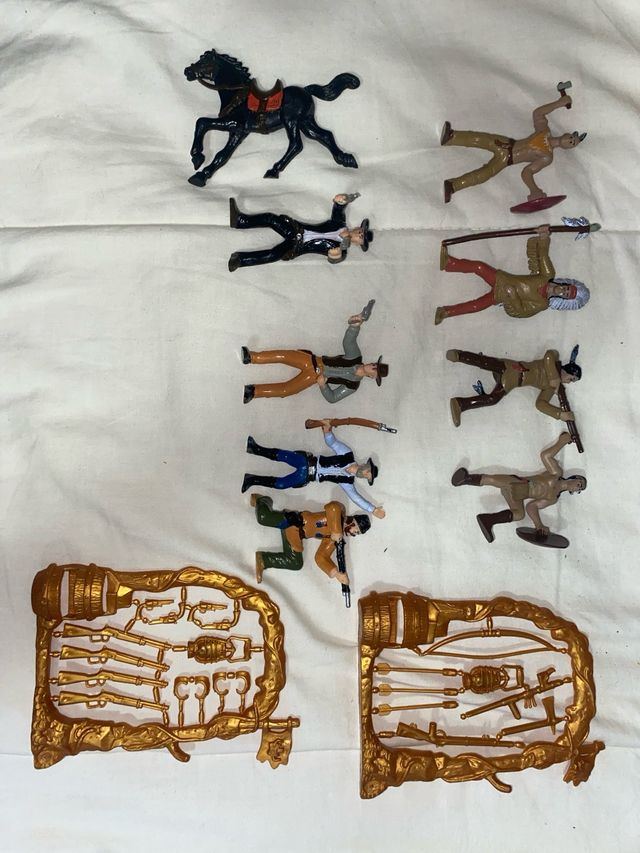 Figuras indios y vaqueros