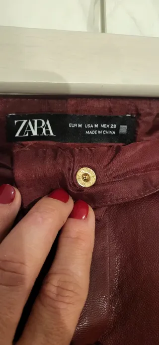 Falda de cuero roja con bolsillos