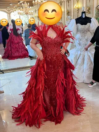 Vestido de fiesta rojo con plumas