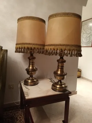 Lámparas de metal doradas con pantallas beige