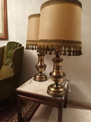 Lámparas de metal doradas con pantallas beige