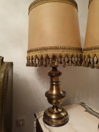 Lámparas de metal doradas con pantallas beige