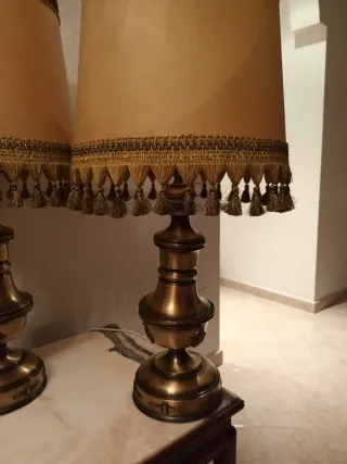 Lámparas de metal doradas con pantallas beige