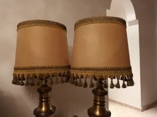 Lámparas de metal doradas con pantallas beige