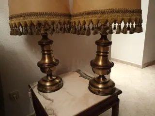 Lámparas de metal doradas con pantallas beige