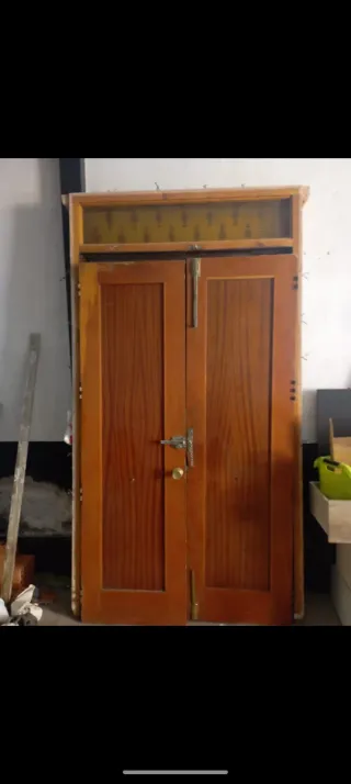 Puerta doble de pino macizo en Consuegra