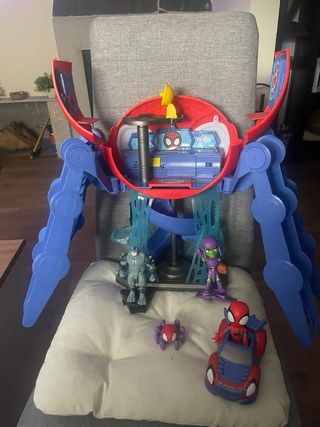 Cuartel Spidey y figuras de acción