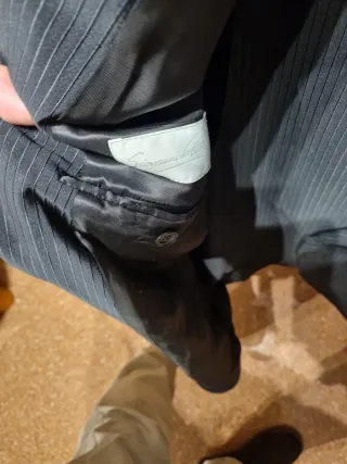 Traje de ceremonia con chaleco con detalles satèn