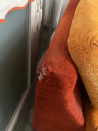 2 Sofás de tela naranja y rojo