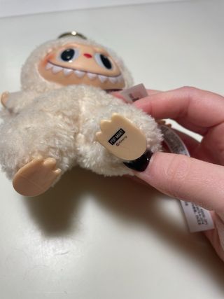 Labubu peluche color crema