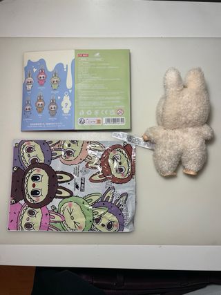 Labubu peluche color crema