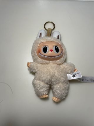 Labubu peluche color crema