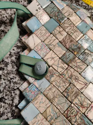 Bolso artesanal reciclado mapas